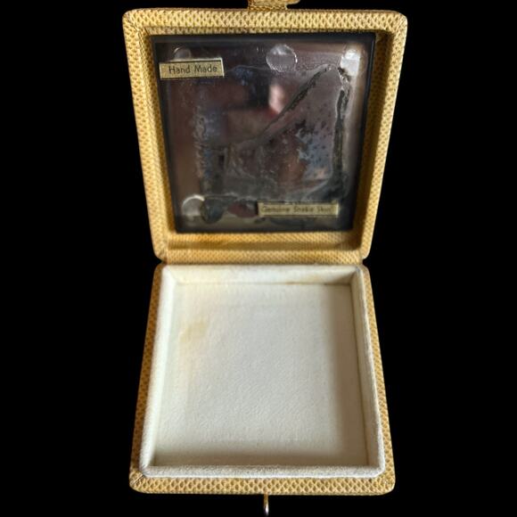 1940'S Vintage Dorette Gold Snakeskin Powder Compact Original Tags, Puff & Box - Picture 6 of 16